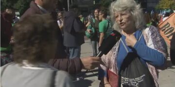 Una jubilada defendía las universidades públicas y una vecina salió al cruce: “Cristina se afanó todo”