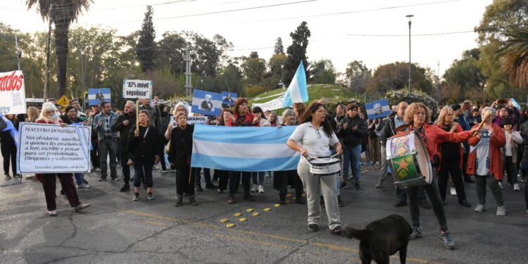 Los tres gremios docentes anunciaron un paro y movilización en San Juan