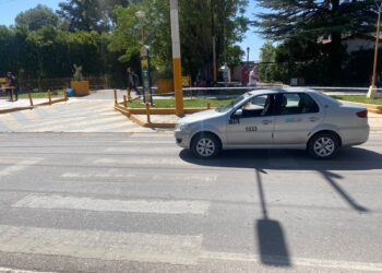 Un remis atropelló a un menor que cruzaba la calle en una escuela de Santa Lucía