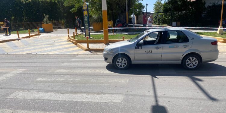 Un remis atropelló a un menor que cruzaba la calle en una escuela de Santa Lucía
