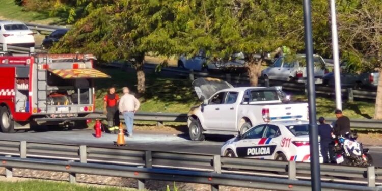 Una camioneta se incendió en plena Circunvalación