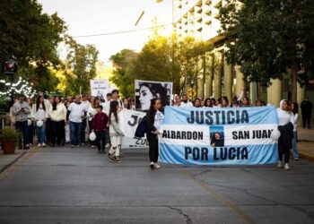 Familia y amigos de Lucía Rubiño marcharon por el centro: “Sólo pedimos justicia”