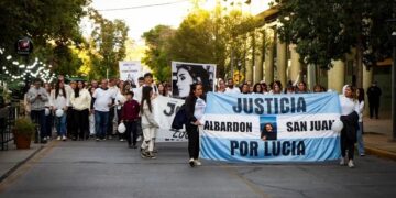 Familia y amigos de Lucía Rubiño marcharon por el centro: “Sólo pedimos justicia”