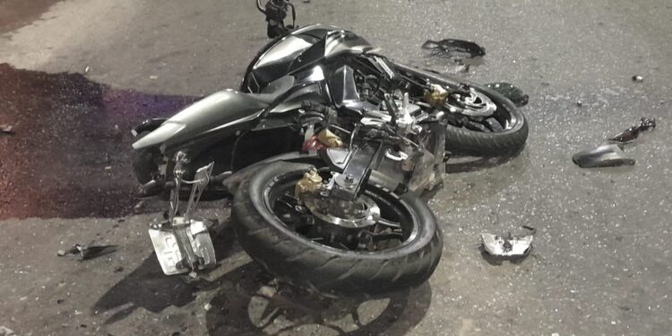 Accidente en Rawson deja a motociclista gravemente herido