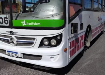 Un motociclista sanjuanino terminó en el hospital por intentar pasar a un colectivo