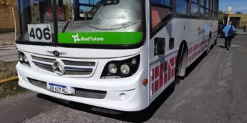 Un motociclista sanjuanino terminó en el hospital por intentar pasar a un colectivo