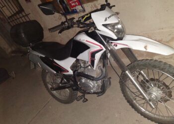 Lo encontraron caminando con una moto robada y confesó el delito