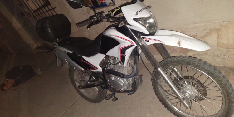 Lo encontraron caminando con una moto robada y confesó el delito