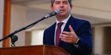 Por primera vez como gobernador, Orrego viaja a Chile