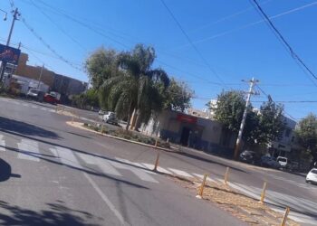 Santa Lucía: Un motociclista chocó en una rotonda y tuvo que ser hospitalizado