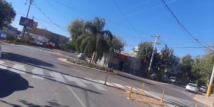 Santa Lucía: Un motociclista chocó en una rotonda y tuvo que ser hospitalizado