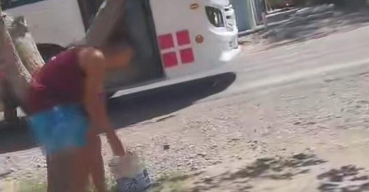 Un sanjuanino “bromeó” a un colectivero y le lanzó un baldazo
