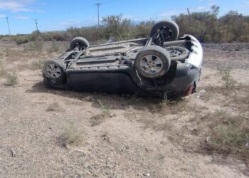 Una joven sanjuanina volcó luego de que se le “reventara” una cubierta