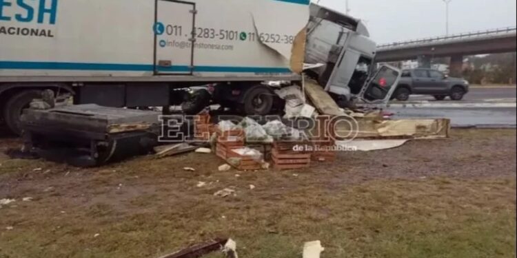 Un camionero sanjuanino se quedó sin frenos en la ruta y se accidentó