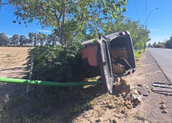 Un panadero volcó en su camioneta tras embestir a una moto en calle Mendoza