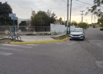 Una bicicleta impactó con un taxi en una concurrida esquina de Rawson