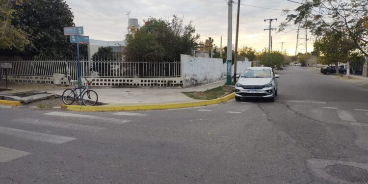 Una bicicleta impactó con un taxi en una concurrida esquina de Rawson