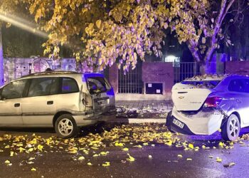 Circulaba en su auto por Avenida Libertador y chocó con un vehículo estacionado
