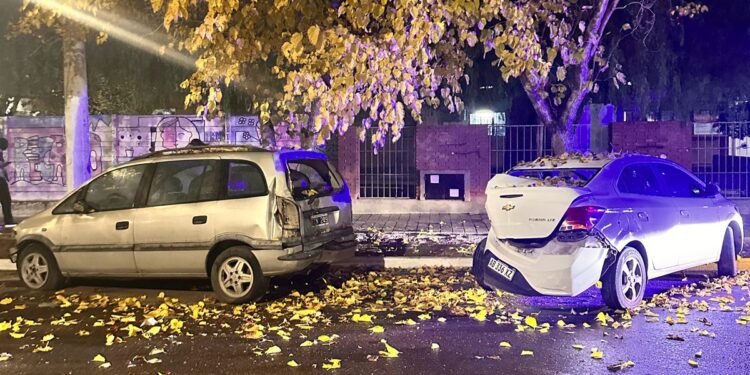 Circulaba en su auto por Avenida Libertador y chocó con un vehículo estacionado
