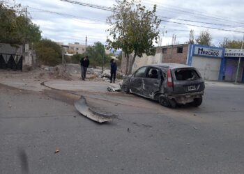 Esquivó un bache, perdió el control de su auto e impactó contra un poste