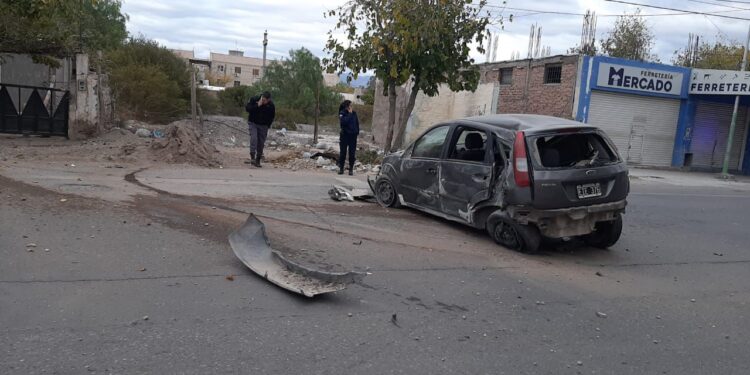 Esquivó un bache, perdió el control de su auto e impactó contra un poste