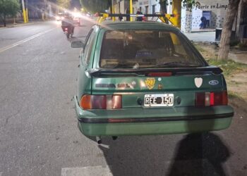 Motociclista chocó con un auto al intentar sobrepasar otro vehículo