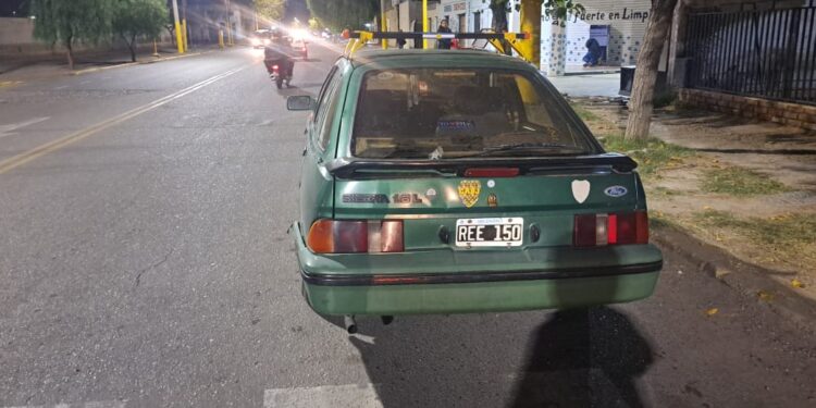 Motociclista chocó con un auto al intentar sobrepasar otro vehículo