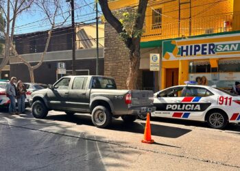 Una mujer fue atropellada por una camioneta cuando cruzaba calle Salta