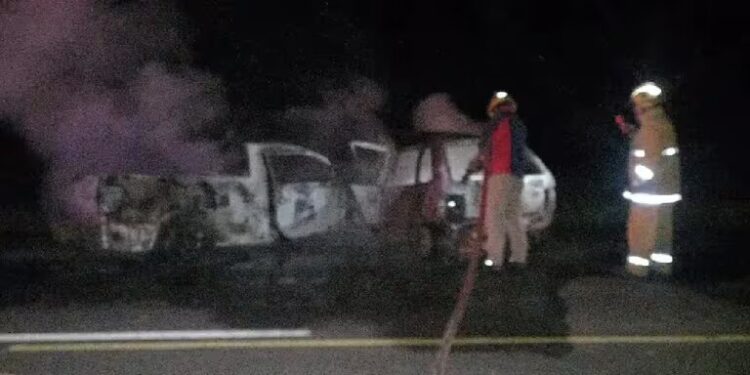 Tragedia: Un auto impactó de frente contra una camioneta y se prendieron fuego