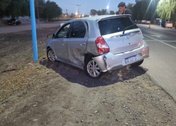 Accidente en la Ruta 20: Intentó girar en la ruta y fue embestido por un remis