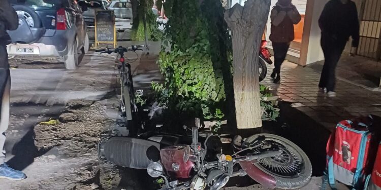 Un motocilista se salvó de milagro tras impactar su moto contra un árbol
