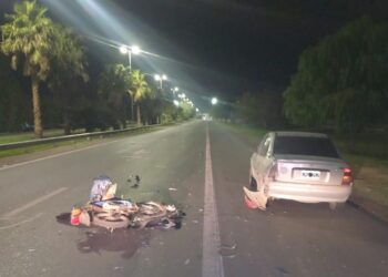 Motociclista se fracturó la pierna tras chocar con un auto estacionado en la Ruta 40