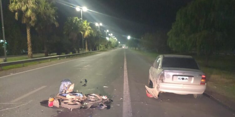 Motociclista se fracturó la pierna tras chocar con un auto estacionado en la Ruta 40