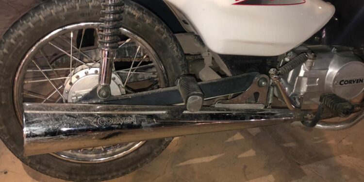 Una camioneta pasó por encima el pie de una motociclista y está grave
