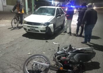 Grave accidente en Rivadavia: Un auto embistió a una moto en la Benavidez