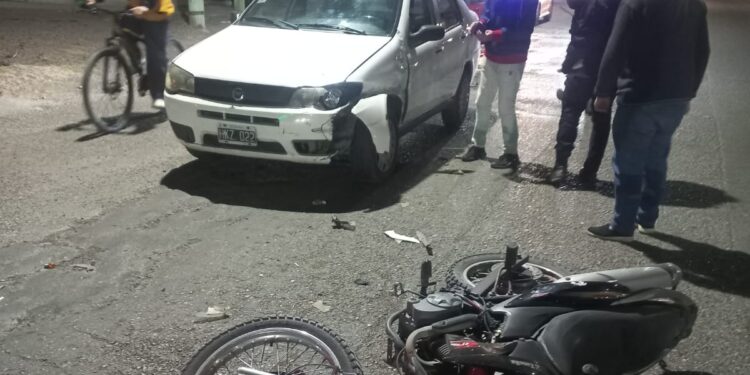 Grave accidente en Rivadavia: Un auto embistió a una moto en la Benavidez