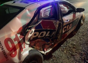 Violento choque entre un vehículo y un patrullero de la policía: ¿Cruzó en rojo?