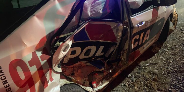 Violento choque entre un vehículo y un patrullero de la policía: ¿Cruzó en rojo?