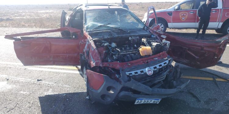 Vuelco en la Ruta 20 dejó a 3 hombres hospitalizados y el vehículo destruido