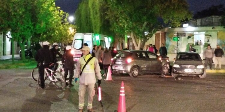 Fuerte colisión en Trinidad: Una mujer y su hija terminaron hospitalizadas