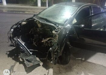 Espectacular accidente sin heridos: Se le desprendió hasta el motor del auto