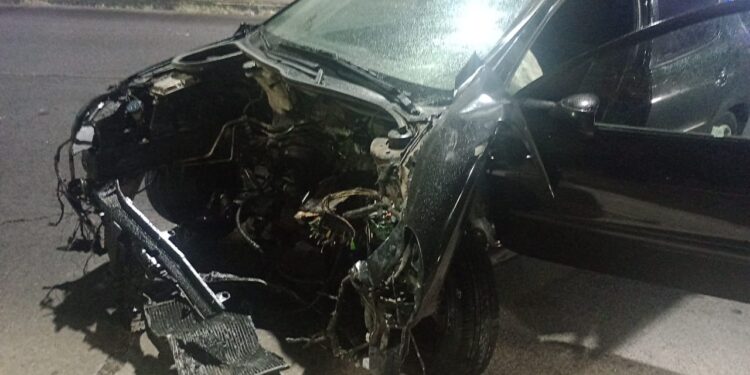 Espectacular accidente sin heridos: Se le desprendió hasta el motor del auto