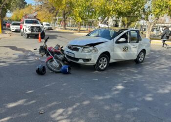 Un taxista embistió a una motocicleta en Santa Lucía