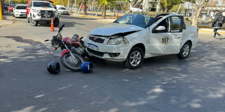 Un taxista embistió a una motocicleta en Santa Lucía