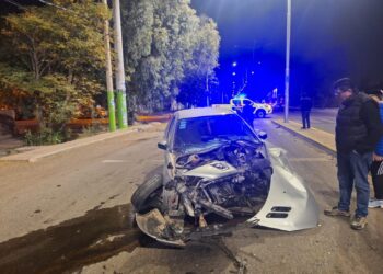 Intentó esquivar un bache y terminó impactando contra un pilar violentamente