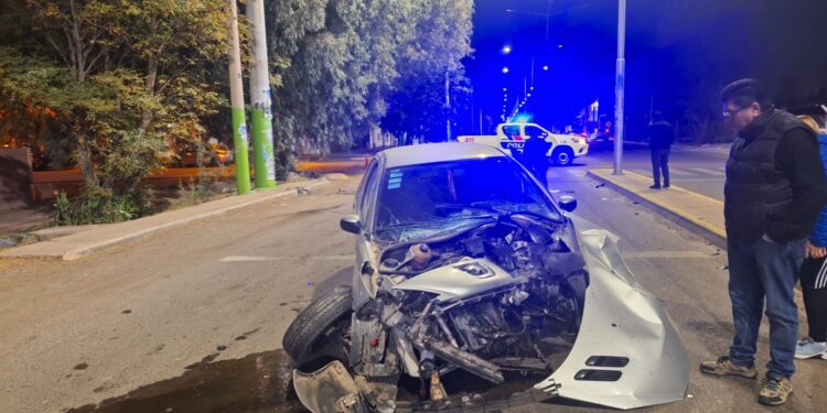 Intentó esquivar un bache y terminó impactando contra un pilar violentamente