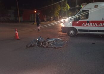 Una mujer hospitalizada tras chocar en peligrosa esquina de Rivadavia