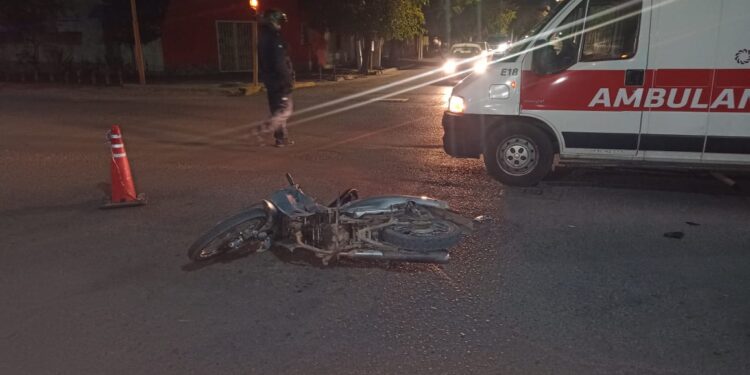 Una mujer hospitalizada tras chocar en peligrosa esquina de Rivadavia