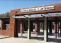 Padres y docentes repararon bancos y sillas de una querida escuela sanjuanina