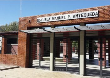 Padres y docentes repararon bancos y sillas de una querida escuela sanjuanina